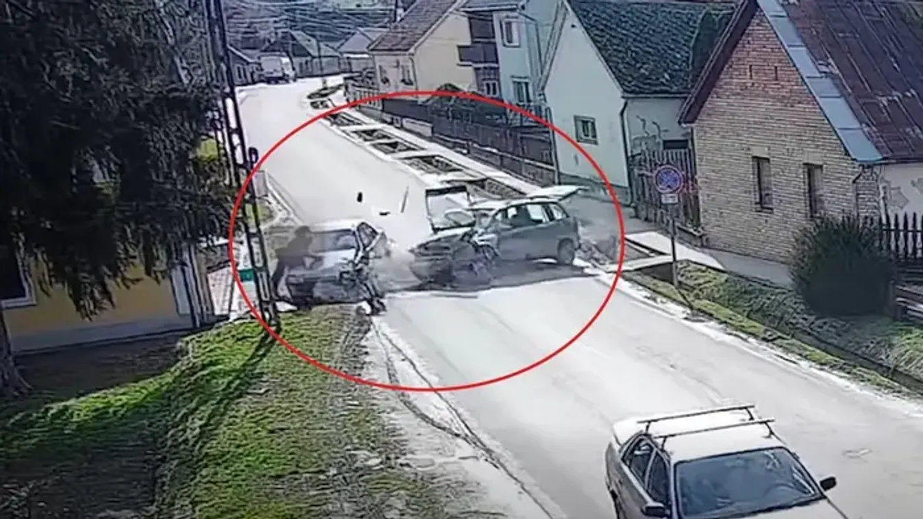 Két kocsi ütközött, egy gyalogost is elütöttek Ozorán - videóval