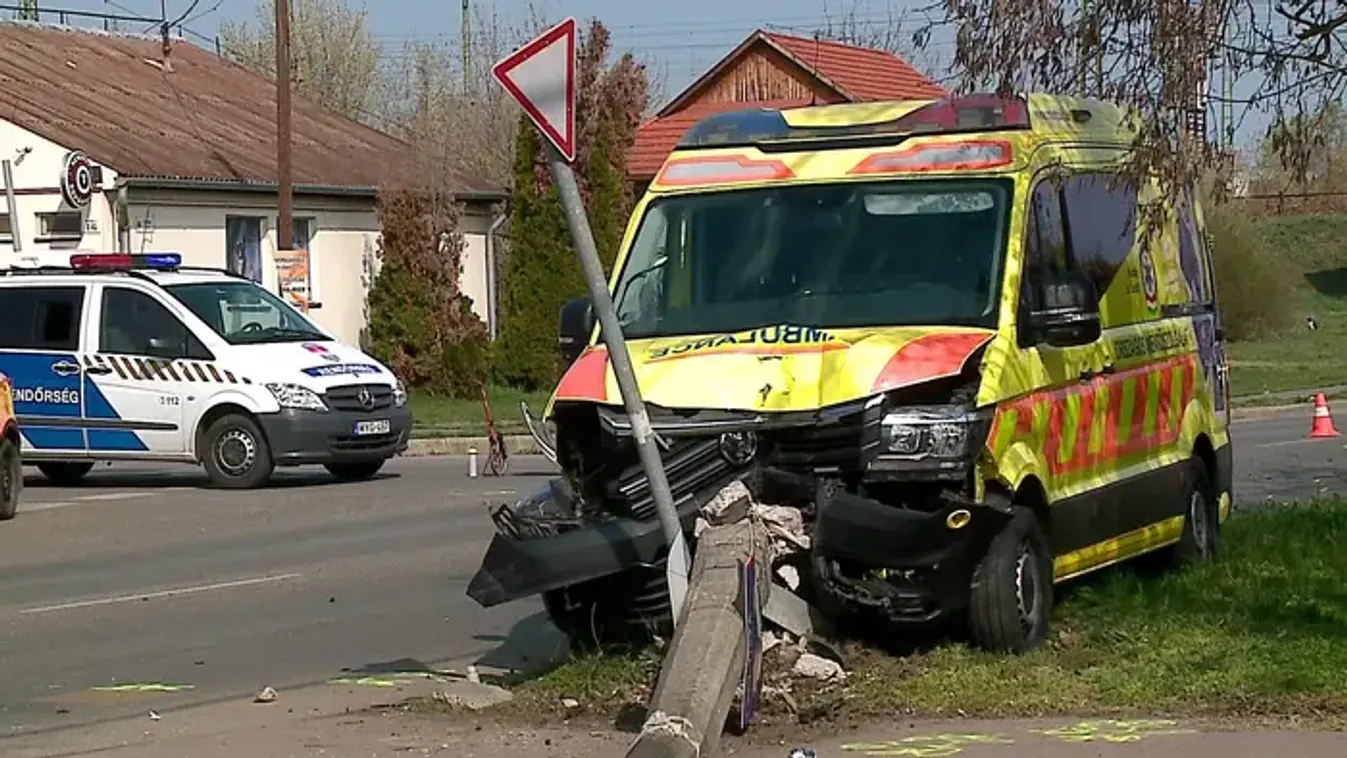Oszlopnak csapódott egy mentőautó Szolnokon – egy mentős is megsérült