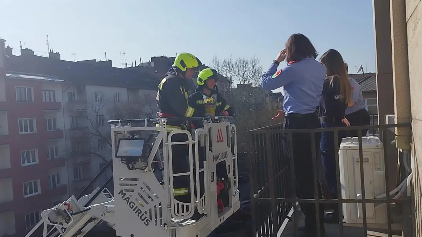 Emelőkosárral vonultak a tűzoltók egy teraszhoz - váratlan fordulat lett a vége