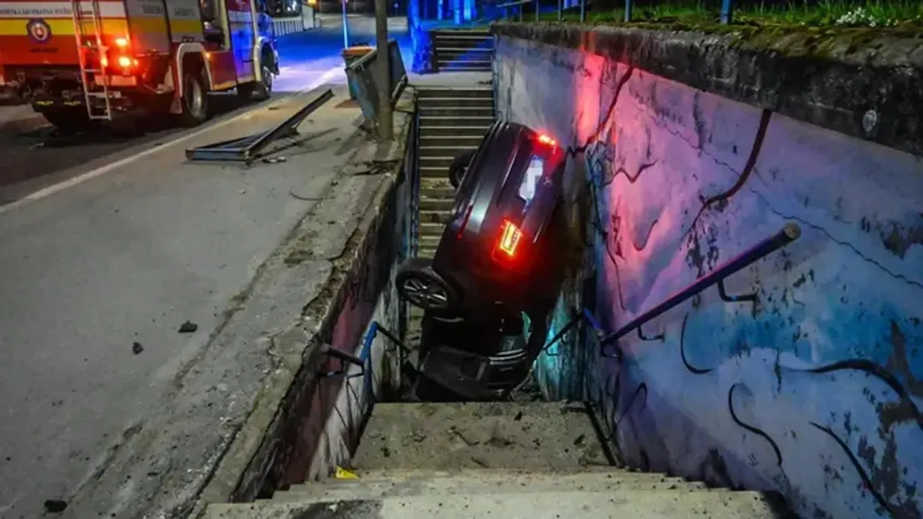 Autó zuhant az aluljáróba, a sofőr elmenekült - Fotó