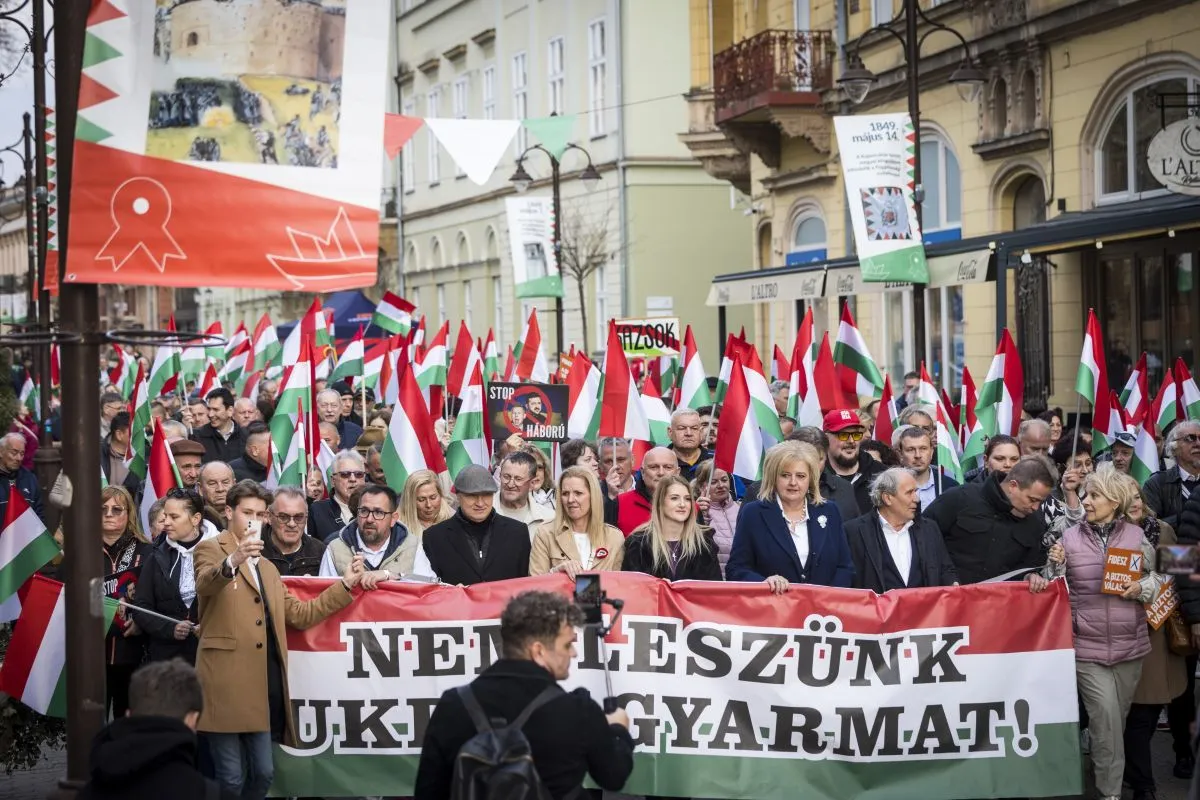 A kaposvári Békemenet résztvevői vonulnak a Kossuth térre, ahol országjárásán beszédet mond Orbán Viktor miniszterelnök, a Fidesz elnöke 2026. március 16-án.
