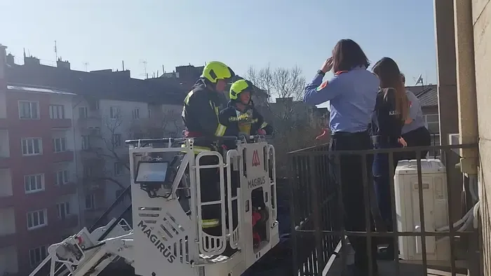 Emelőkosárral vonultak a tűzoltók egy teraszhoz - váratlan fordulat lett a vége