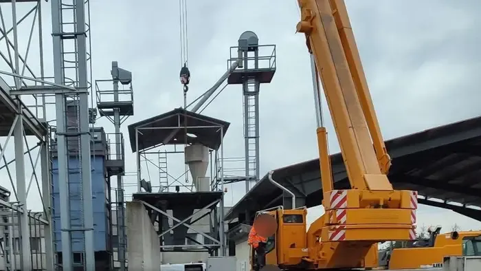 Szörnyethalt egy munkás egy szabálytalan daruzás miatt Füzesabonyban