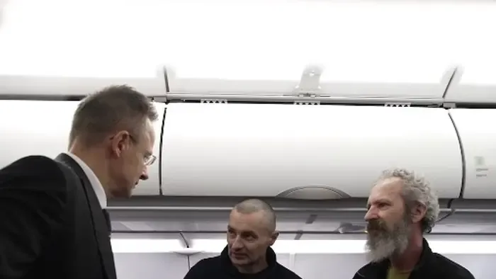 Szijjártó Péter együtt utazott haza az elengedett magyar hadifoglyokkal – videóval