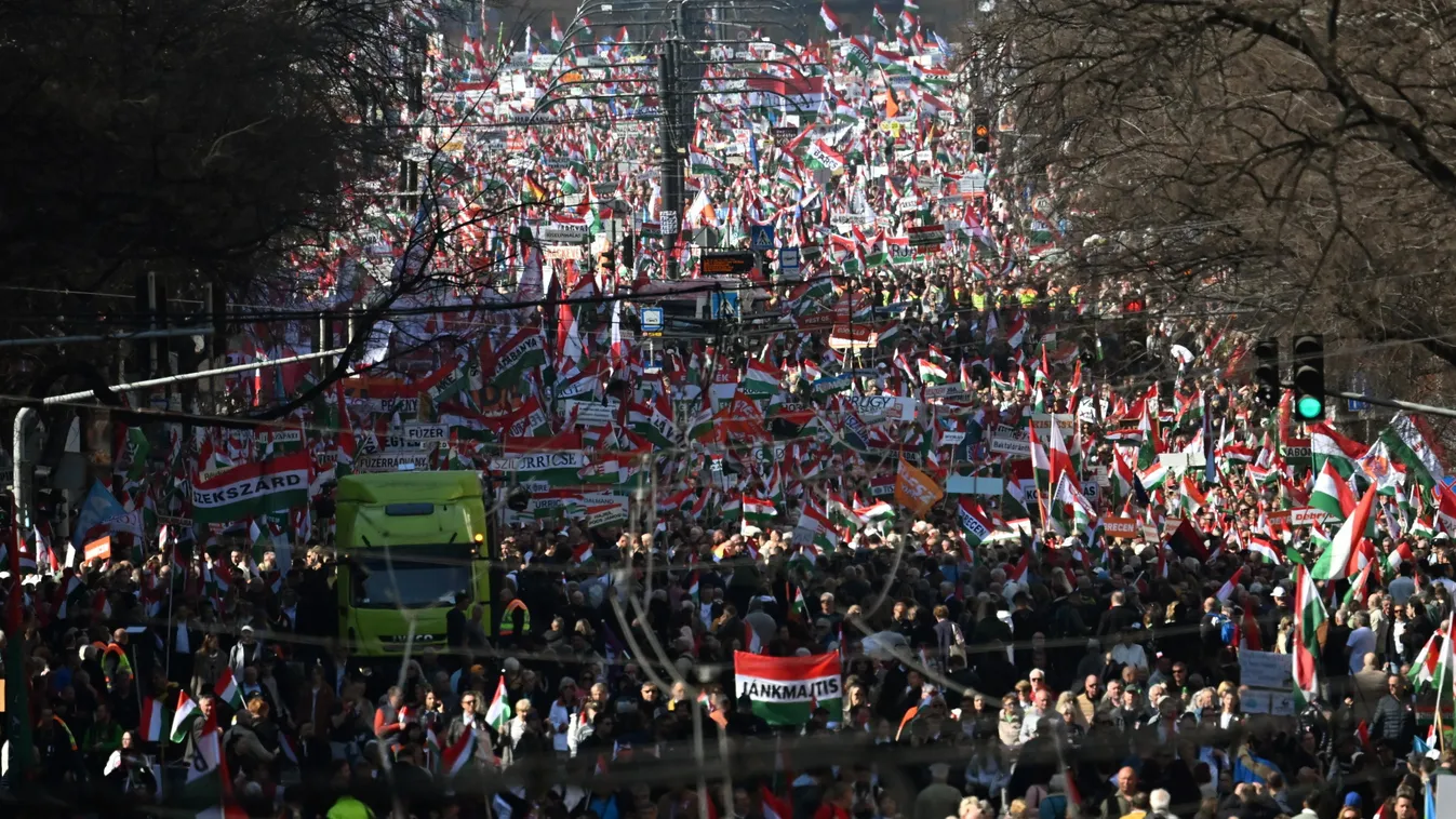  Megérkezett a Békemenet a Kossuth téri díszünnepségre