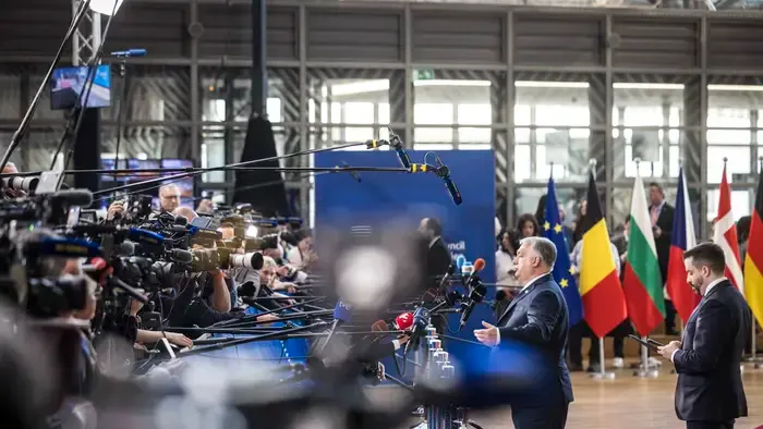 A Politico szerint Orbán Viktor nem engedett a zsarolásnak