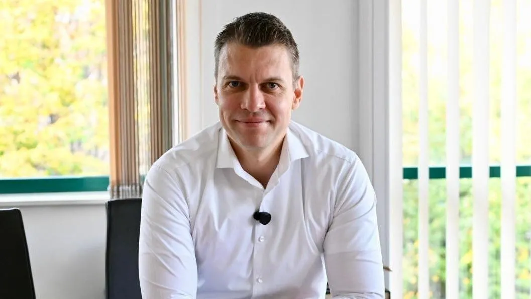 Menczer Tamás virágot visz Bujdosó Andreának, ha a tiszás politikus kiáll vele egy vitára