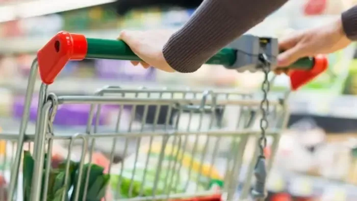 Egy játékbaba vonalkódjával próbált spórolni, de lebukott