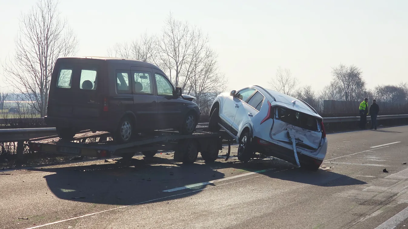 Fotók érkeztek a súlyos balesetről az M5-ösön: kamion és vontató ütközött