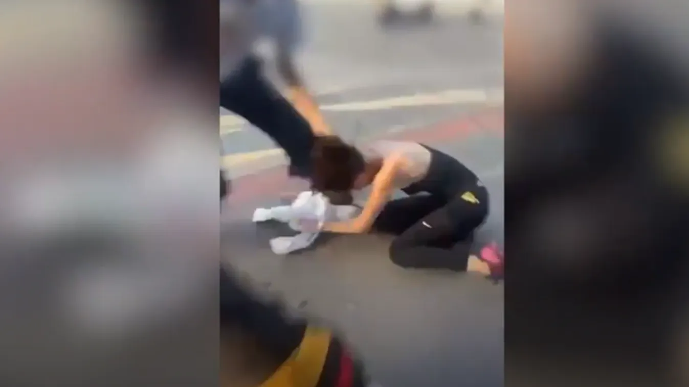 Felkavaró videó, brutálisan összevertek egy 12 éves lányt a buszmegállóban