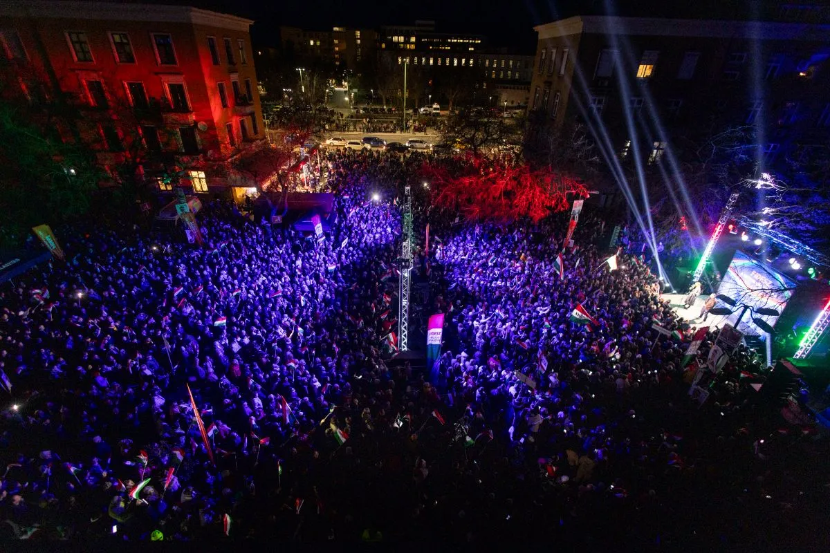 Dunaújvárosban is nagy tömeg várta Orbán Viktor érkezését