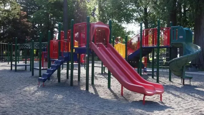 10 éves kisfiú késelt a játszótéren, egy 7 éves kislányt szúrt le