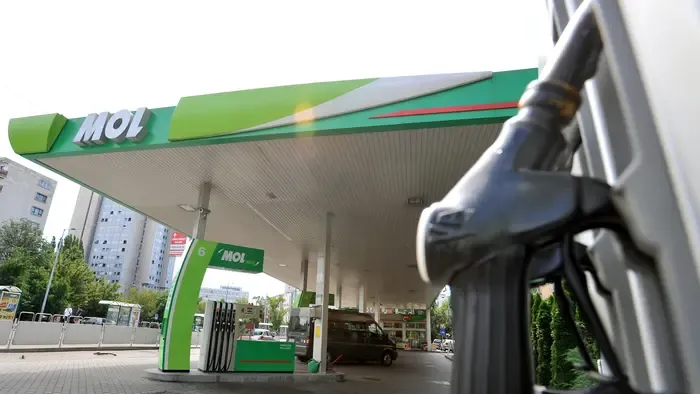 Ha Brüsszelen, az ukránokon és a Tisza Párton múlna, Magyarországon is kilőne az üzemanyag ára és a rezsiköltség a kormány szerint