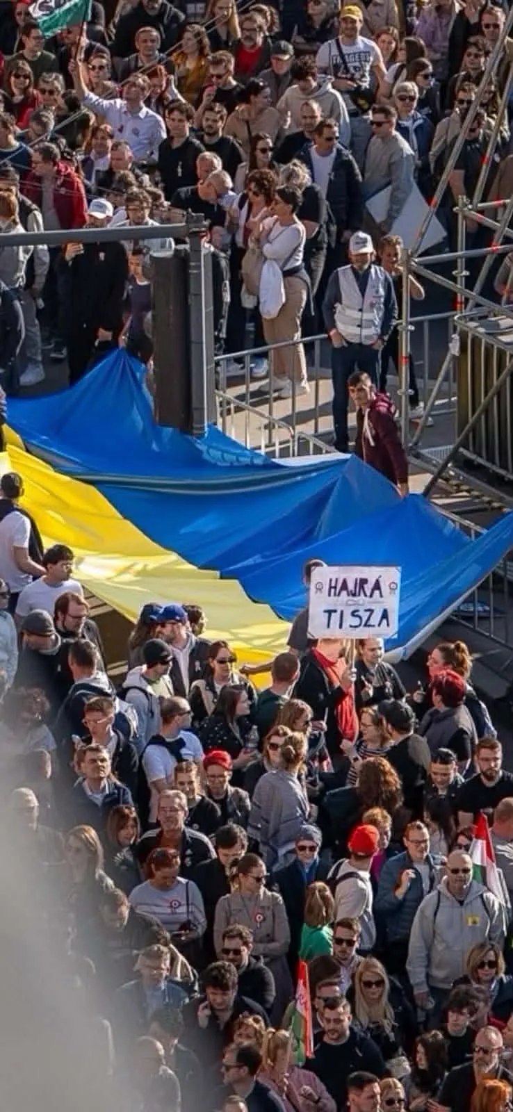 Itt a bizonyíték, ukrán zászló a Tisza Párt rendezvényén