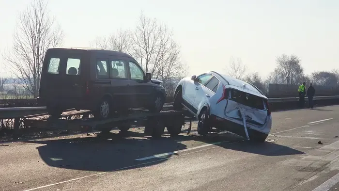 Fotók érkeztek a súlyos balesetről az M5-ösön: kamion és vontató ütközött
