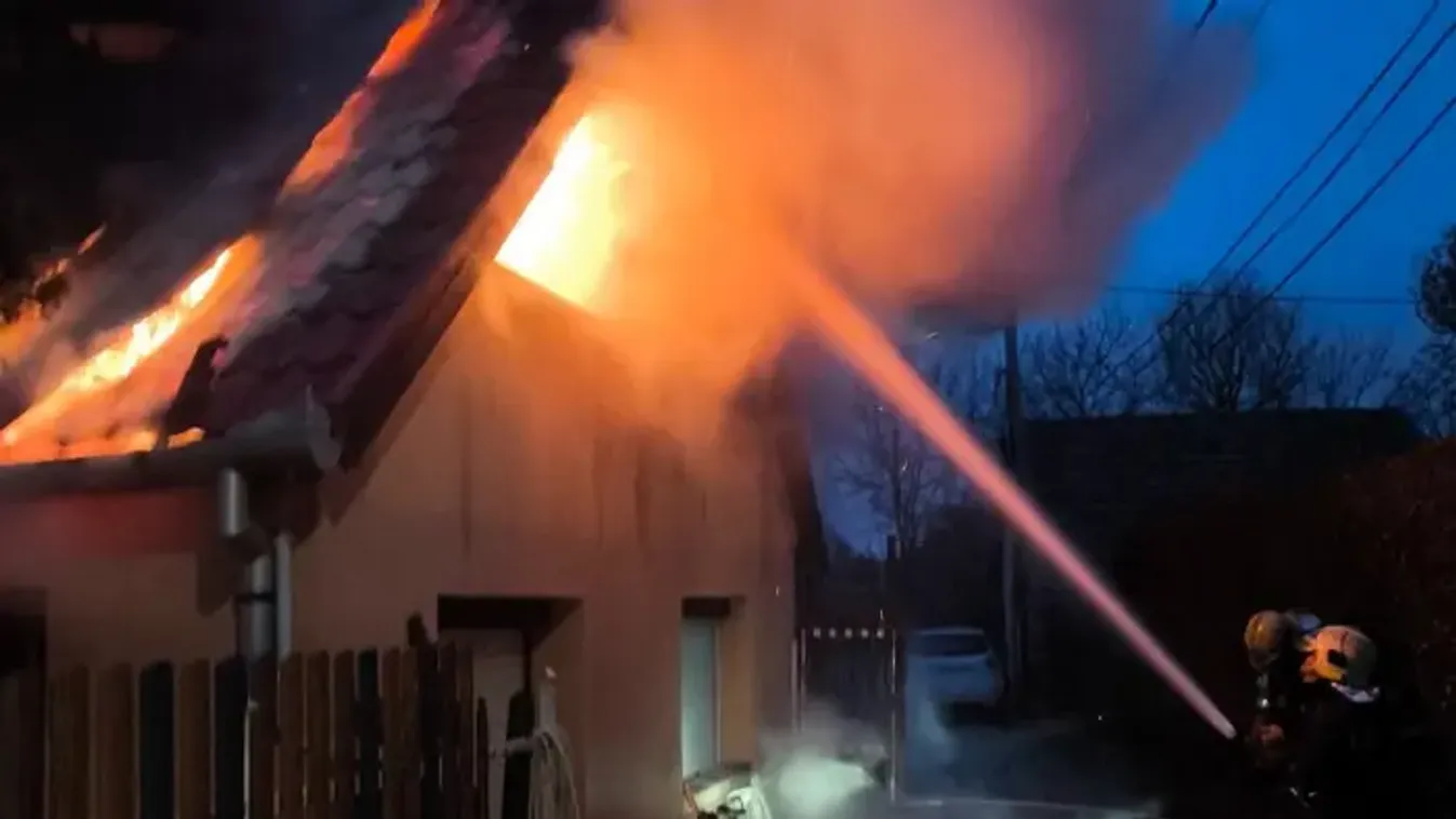 Gyerekek is voltak a hatalmas lángokkal égő pomázi házban