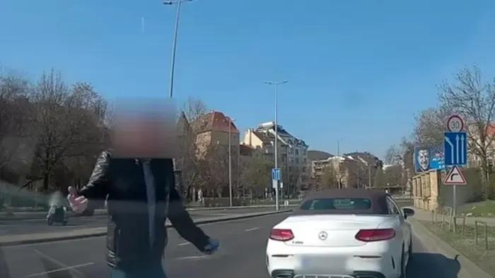 Videón, ahogy üvölt és leköpi a kocsit egy agresszív mercis Budapesten