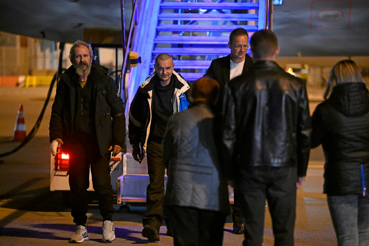 Szijjártó Péter az éjszaka érkezett haza a két magyar állampolgárságú, orosz hadifogságból kiszabadított férfival