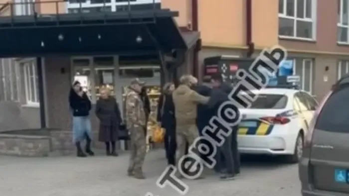 Fogorvosi rendelő elől hurcoltak el egy férfit Zelenszkij emberei, döbbenetes videót osztottak meg