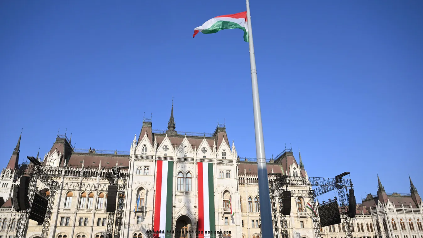 Felvonták a nemzeti lobogót az Országház előtt