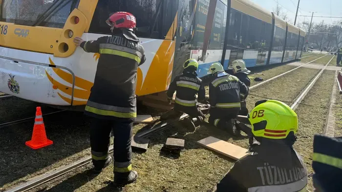 Villamos gázolt halálra egy biciklist Debrecenben - videóval