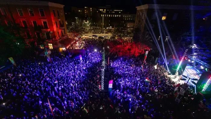 Dunaújvárosban is hatalmas tömeg állt ki a háború ellen Orbán Viktorral