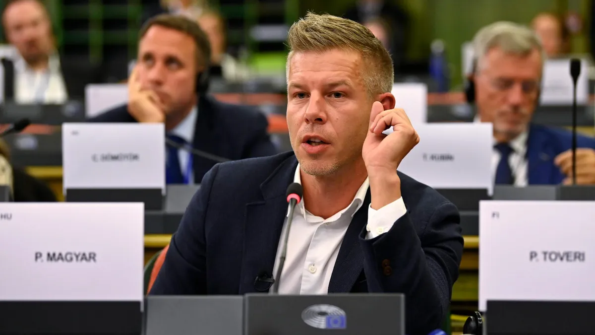 Magyar Péter pontosan tudja, milyen veszélyek leselkednek a magyarokra, ám Brüsszel parancsait fontosabbnak tartja