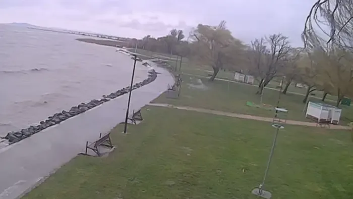 Brutális állapotok uralkodnak a Balatonnál, ennek már a fele sem tréfa – Videó