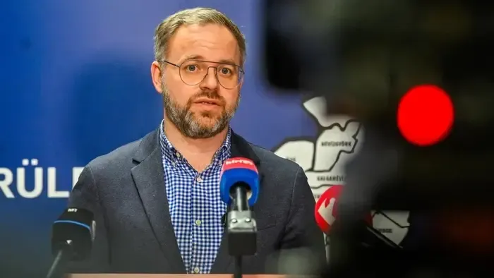 Nevetséges kérdésekkel támadták le Orbán Balázst a balos újságírók – videó