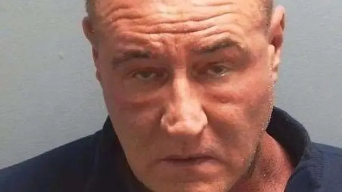 Mellkisebbítő műtétre kényszerítette párját egy férfi, hogy ne tetsszen másoknak