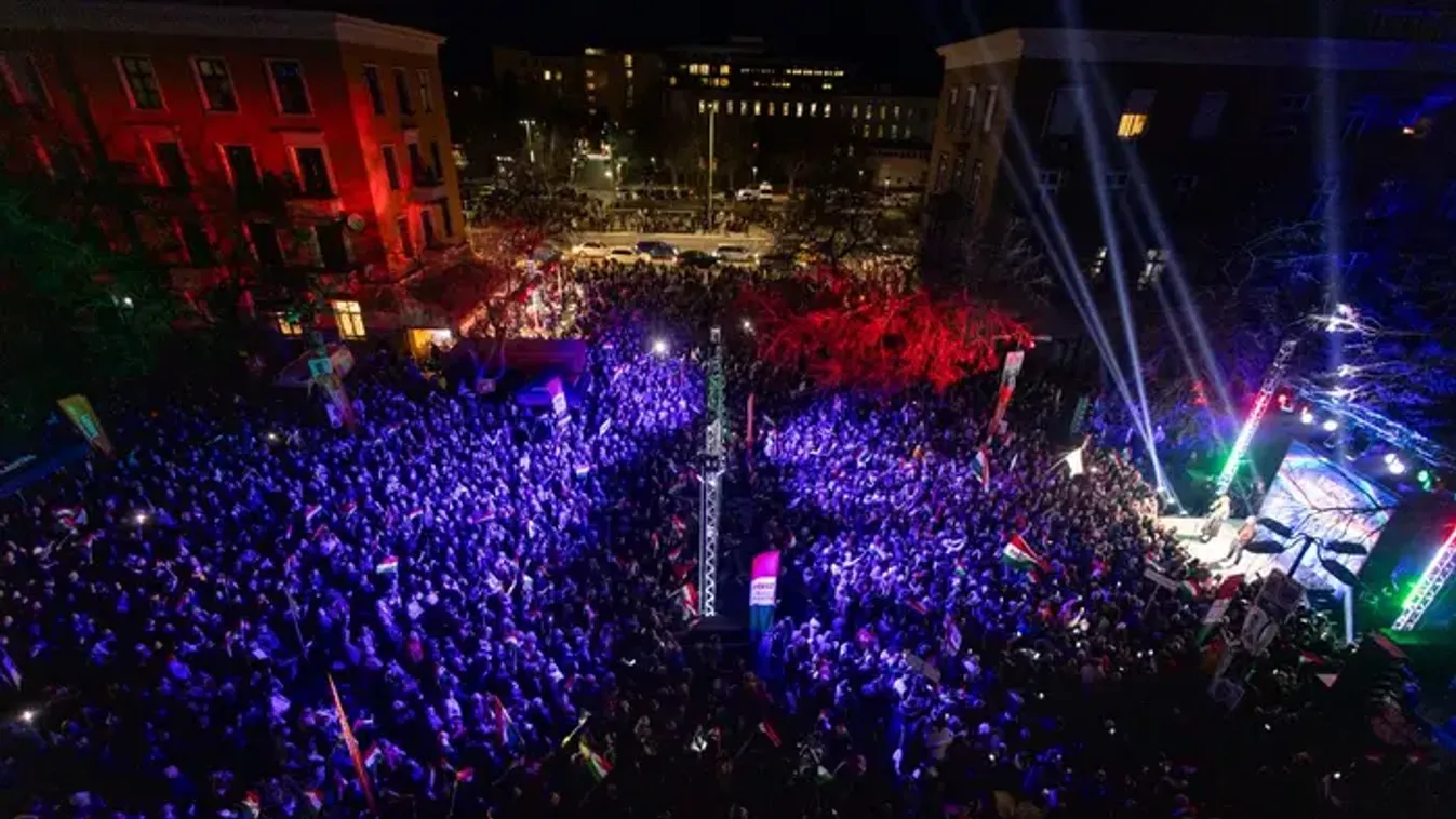 Dunaújvárosban is hatalmas tömeg állt ki a háború ellen Orbán Viktorral