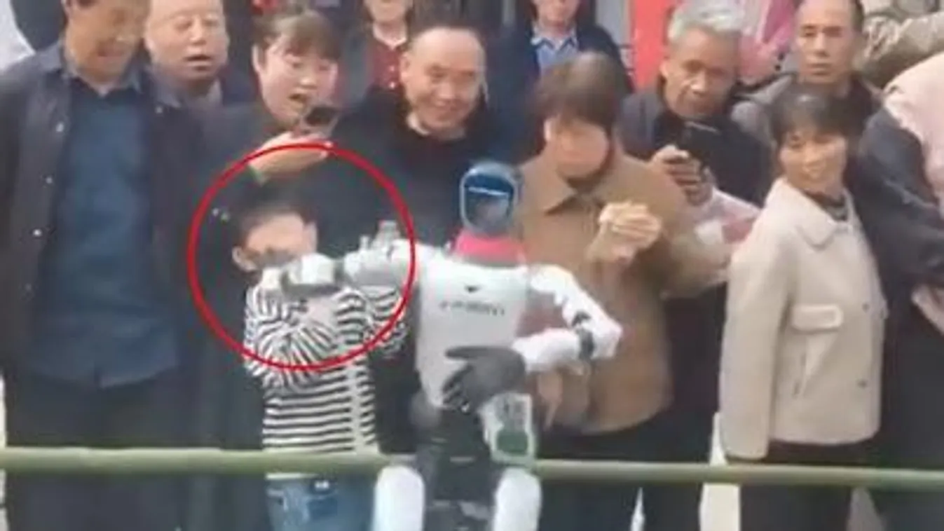 Kisfiúra támadt egy robot az utcán, döbbenetes videó készült