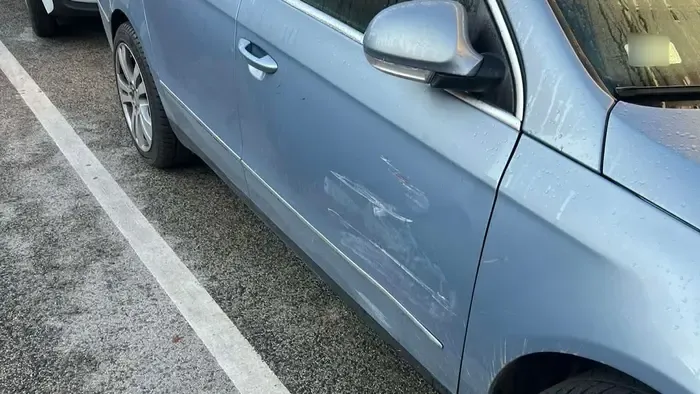 Cetlire írt telefonszámot hagytak egy meghúzott autón Szolnokon, a telefont nem a tettes vette fel