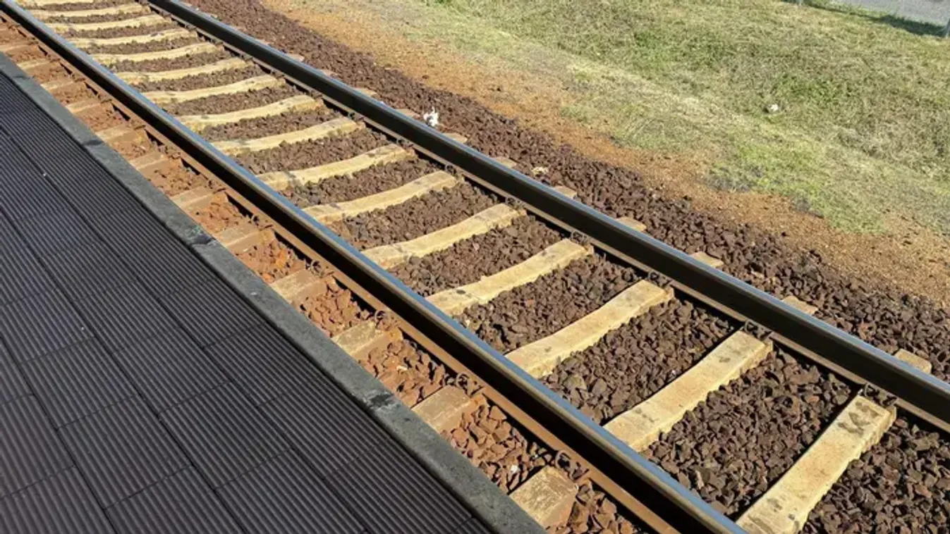 Vonattal ütközött egy motoros Tiszalöknél, ketten megsérültek