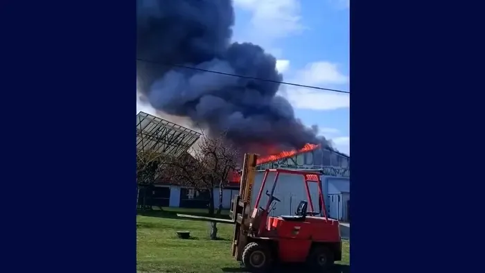 Kigyulladt egy asztalosműhely Gyulán, 900 négyzetméter áll lángokban - Videó