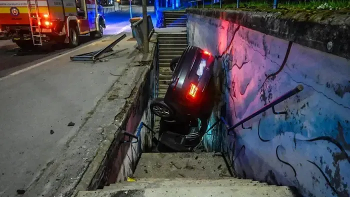 Autó zuhant az aluljáróba, a sofőr elmenekült - Fotó