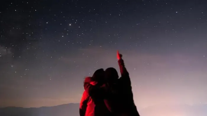 A tavaszi égbolt egyik legszebb jelensége érkezik, a látványos együttállás két estén át lesz megfigyelhető