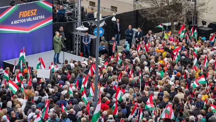 Látványos különbség: Orbánnál tömeg, a tiszásoknál idegesség