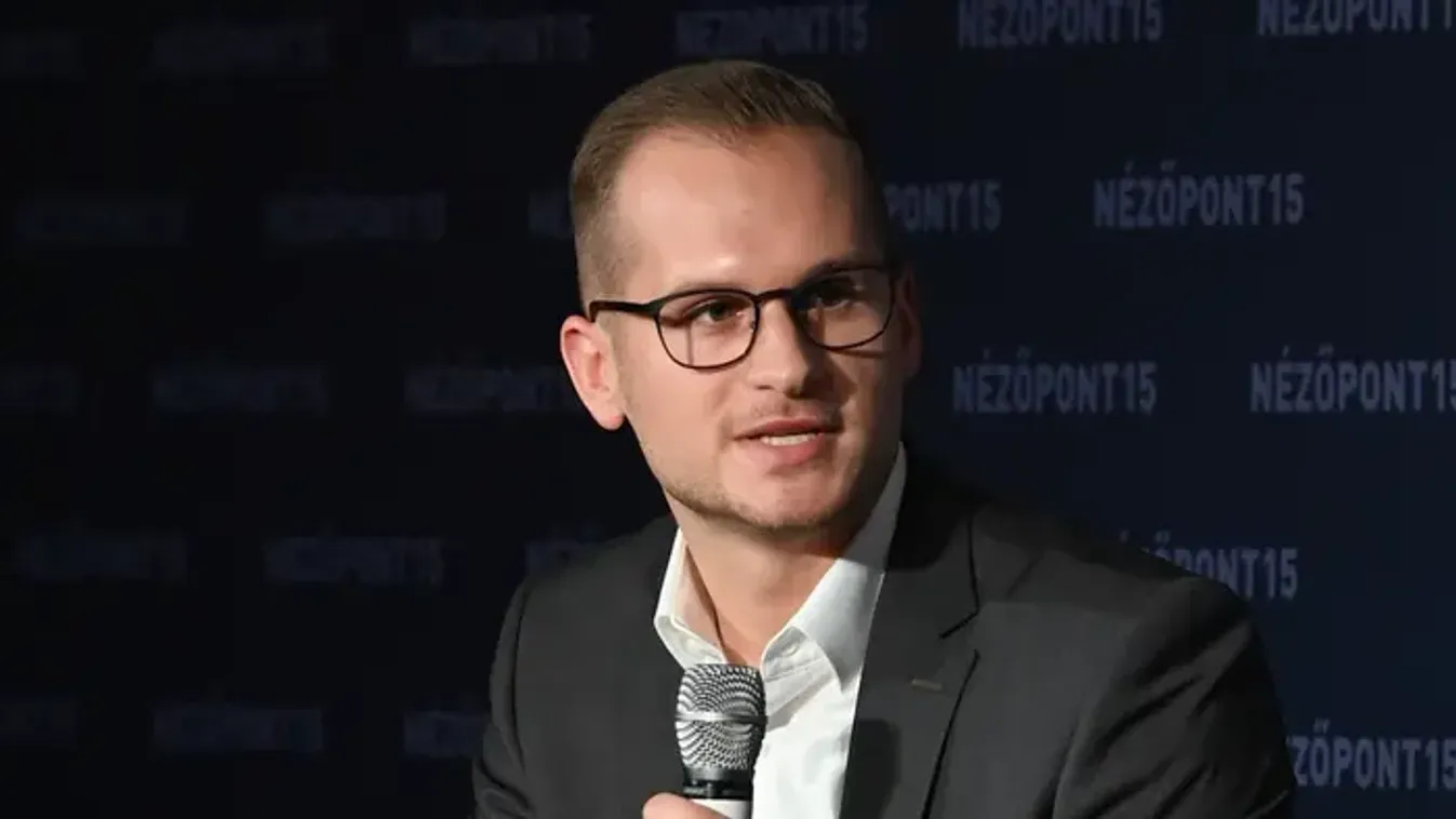 Deák: Az ukránok több tízmilliárd forintnyi készpénzt furikáznak Magyarországon, eközben a Tisza politikusai ukrán zászlós pólóban tapsikolnak Zelenszkijnek