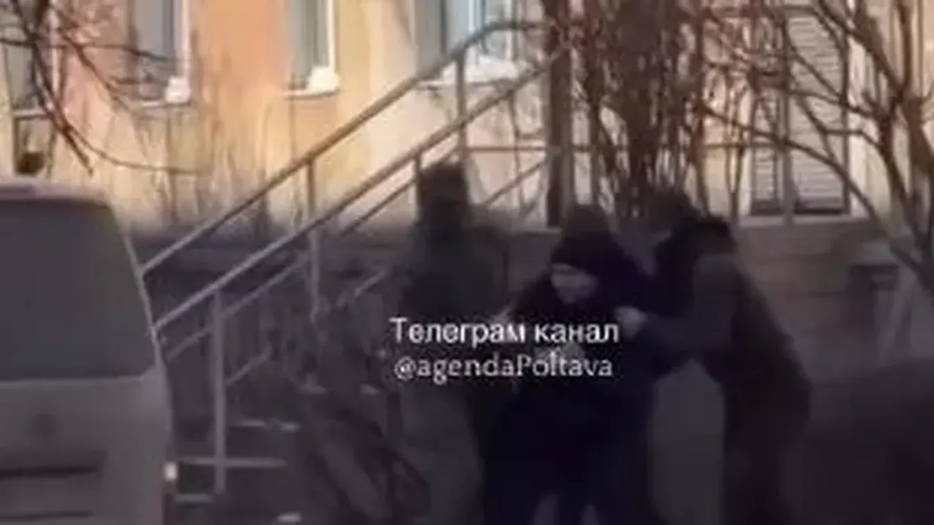 Zelenszkij emberrablói ismét lecsaptak: egy férfit kirángattak a lakásból és egy furgonba tuszkolták + videó