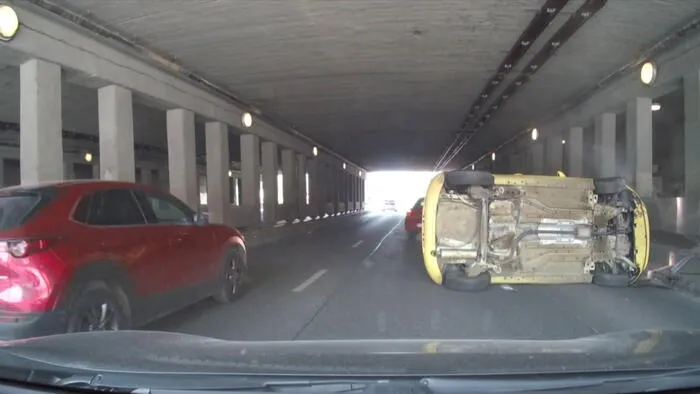 Nem figyelt, ütköztek, felborult, videóra vették