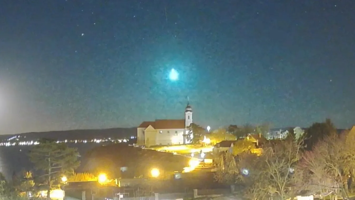 Szédületes dolgot vett fel több kamera az éjszaka közepén, fényárban úszott a fél ország – Videó