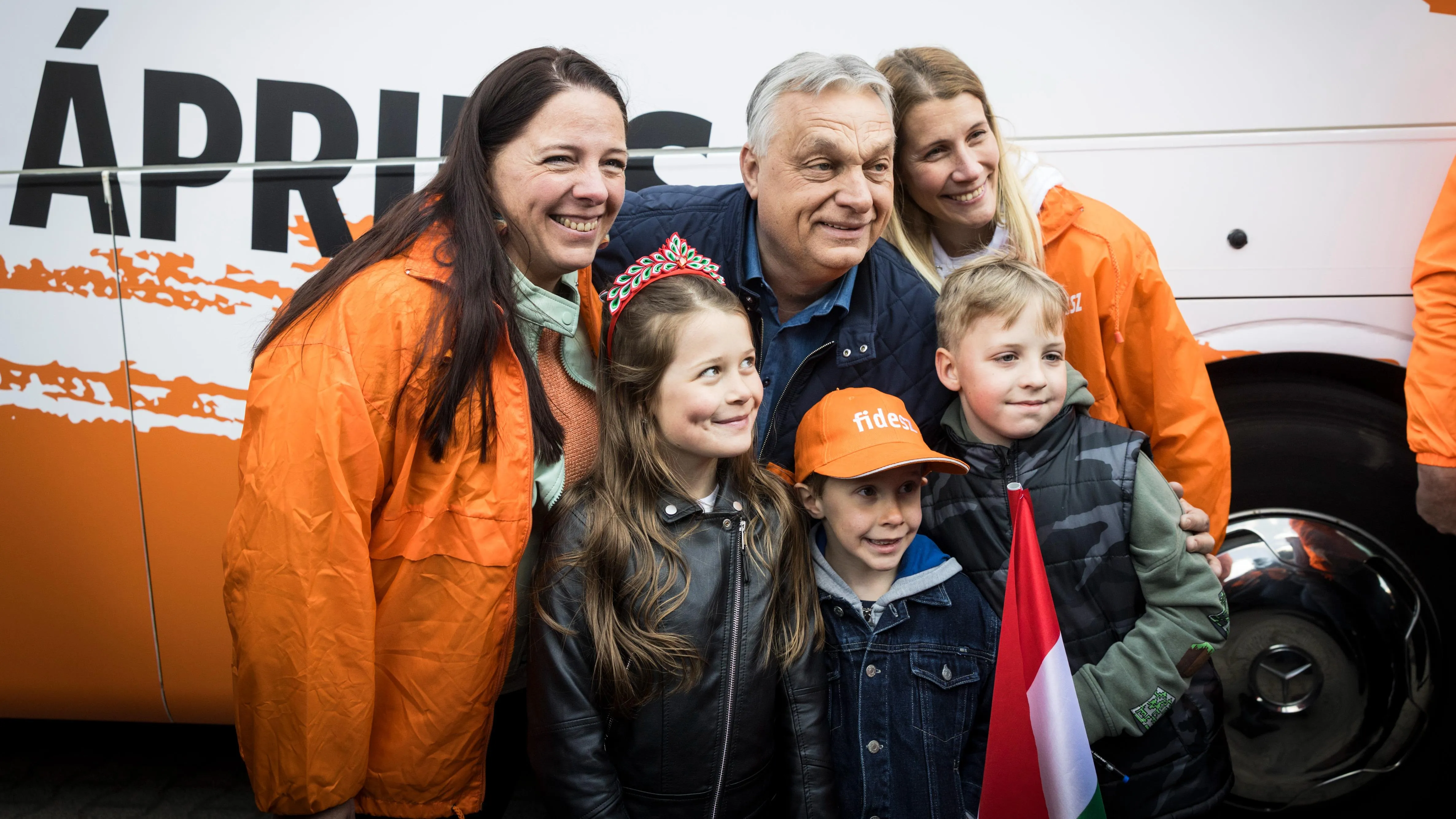 Tarol a Fidesz-busz: Orbán Viktor egymillió kézfogás akciója a digitális térben is veri Magyar Pétert