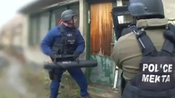 Rátörte az ajtót, majd halálosan megfenyegette szomszédját egy férfi