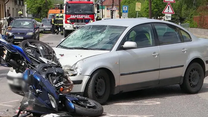 Autó szélvédőjébe csapódott egy motoros Tázláron