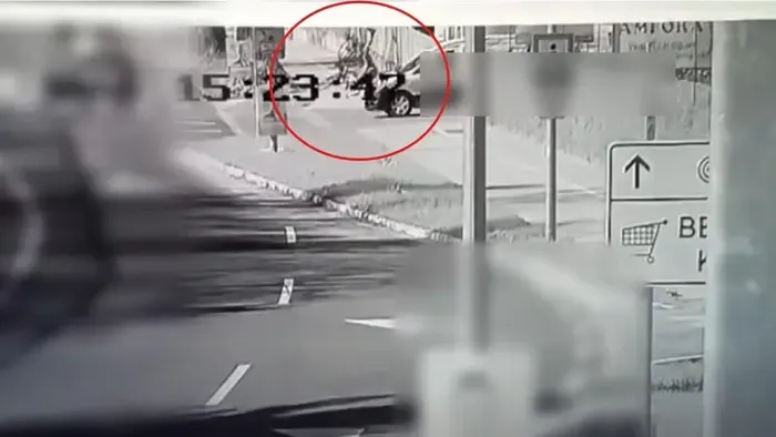 Brutális ütközés - videón, ahogy elütik a biciklist