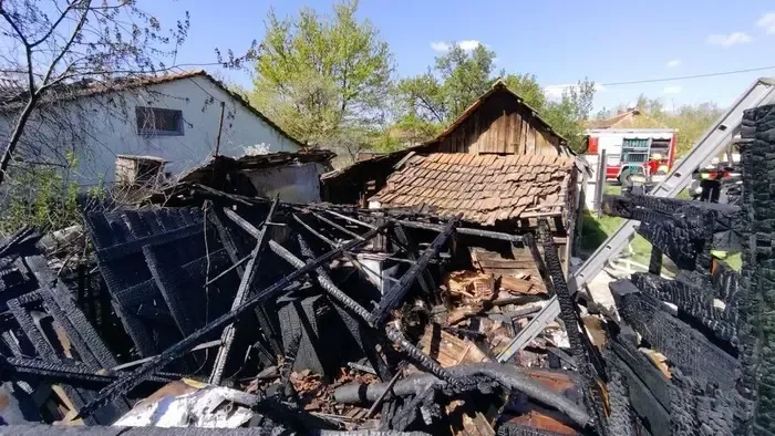 Hárman menekültek egy lángoló házból Békésen