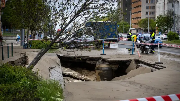 Hatalmas lyuk tátong a Róbert Károly körúton, megbénult a közlekedés – Fotók
