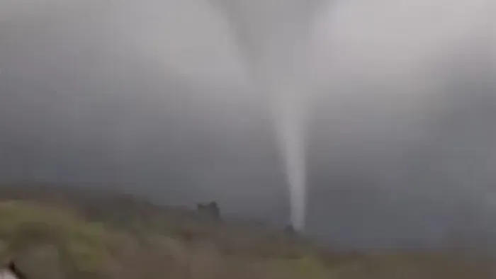Tornádó tarolt Mezőrücsnél, rémisztő videó készült az egyik kertből