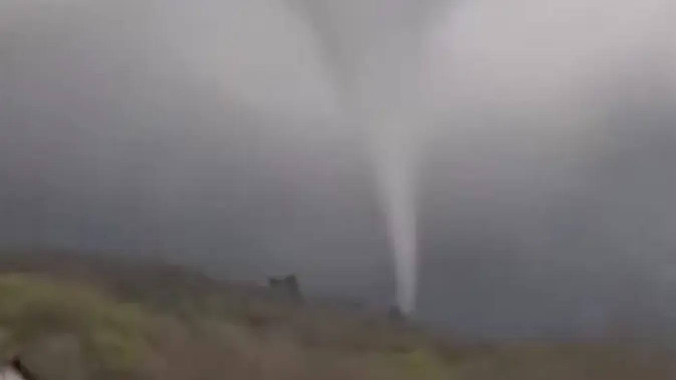 Tornádó tarolt Mezőrücsnél, rémisztő videó készült az egyik kertből